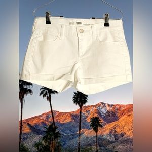 NWOT Old Navy White Semi-Fitted Low Rise Jean Shorts Size 2